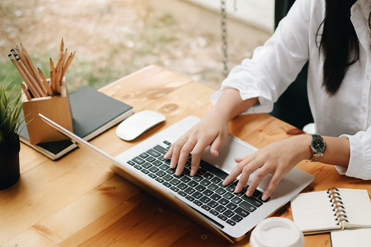 Persona usando laptop para operaciones bancarias