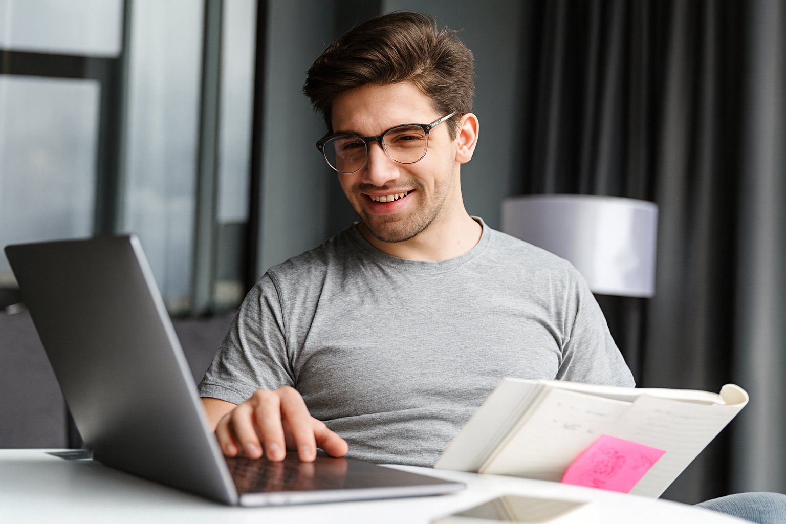 Profesional trabajando en laptop